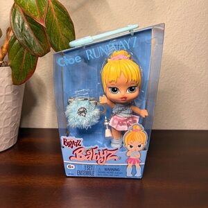 Bratz Babyz Runwayz Cloe Fashion Doll Blonde Hair Blue Eyes Accessories